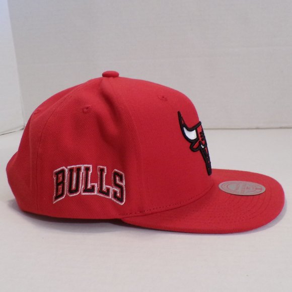CHICAGO BULLS MITCHELL & NESS ( NBA ) RED ADJUSTABLE SNAPBACK CAP HAT - Picture 4 of 11